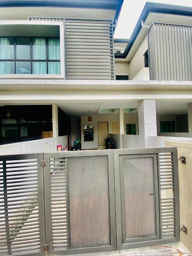 Faizal Madhi Homestay Kuching Eksteriør bilde